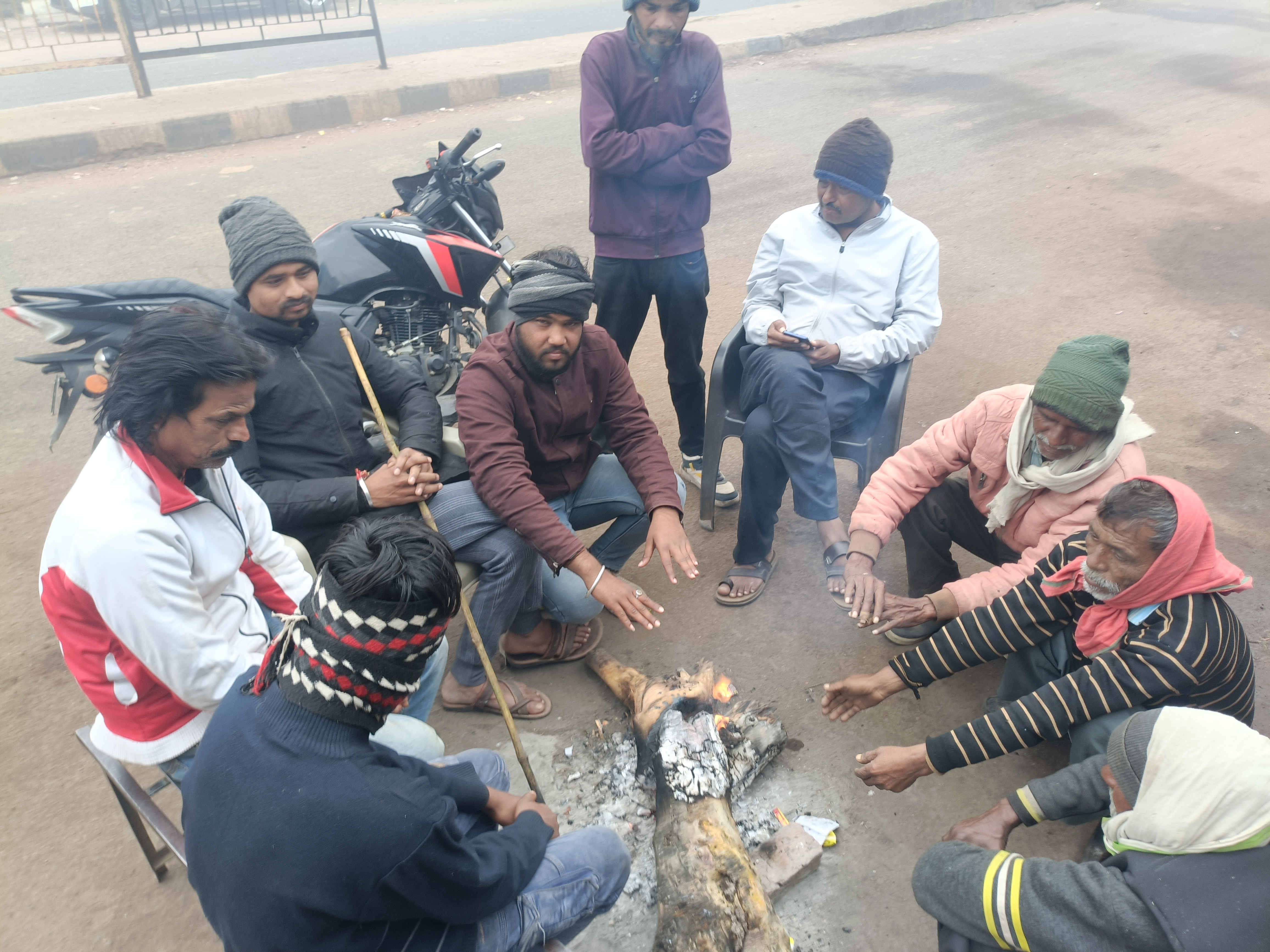 बीना: घने कोहरे ने थामे यातायात के पहिये, बढ़ी दुर्घटनाओं की संभावना