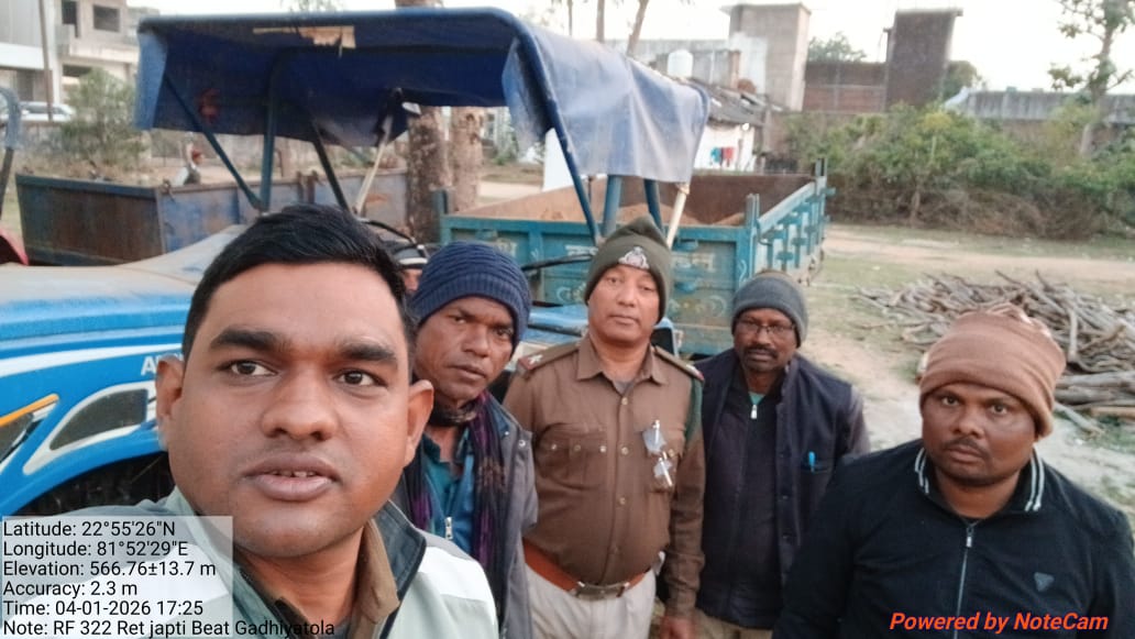 जंगल में अवैध रेत खनन: वन विभाग ने पकड़ी रेत से भरी ट्रैक्टर-ट्रॉली