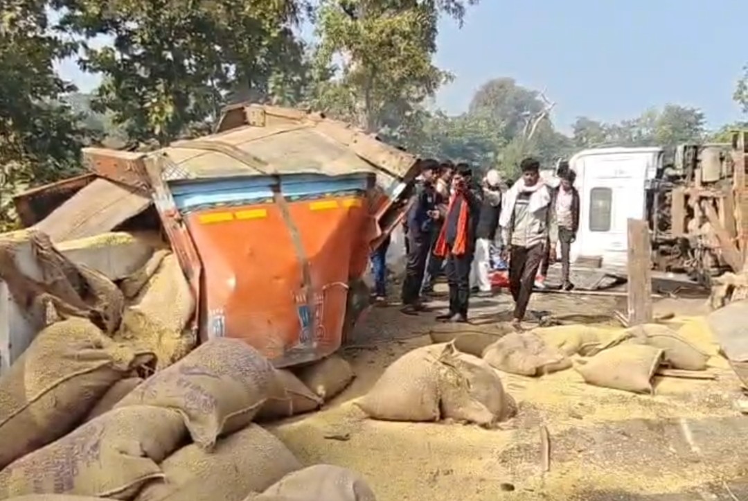 रहली: घने कोहरे में पलटा धान से भरा ट्रक, बड़ा नुकसान, कोई जनहानि नहीं
