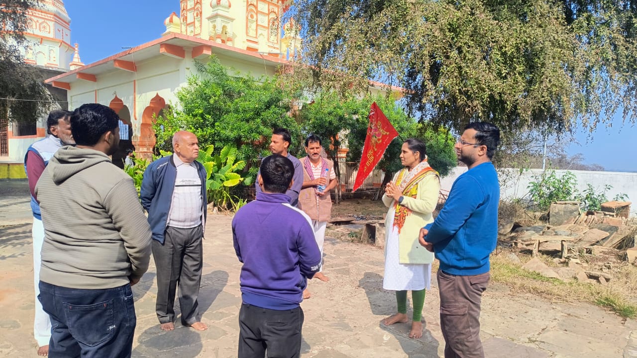 निवाड़ी: कलेक्टर ने धार्मिक स्थल अछरू माता मंदिर पहुंचकर निर्माण कार्यों का निरीक्षण किया
