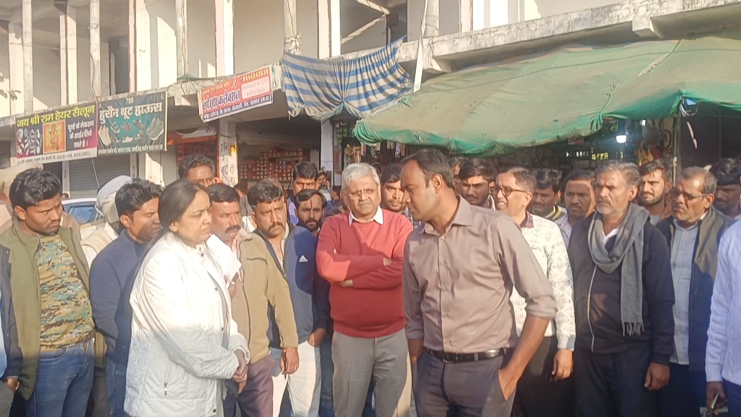 केसली में बने शॉपिंग कॉम्प्लेक्स का कलेक्टर ने मौके पर जाकर किया निरीक्षण
