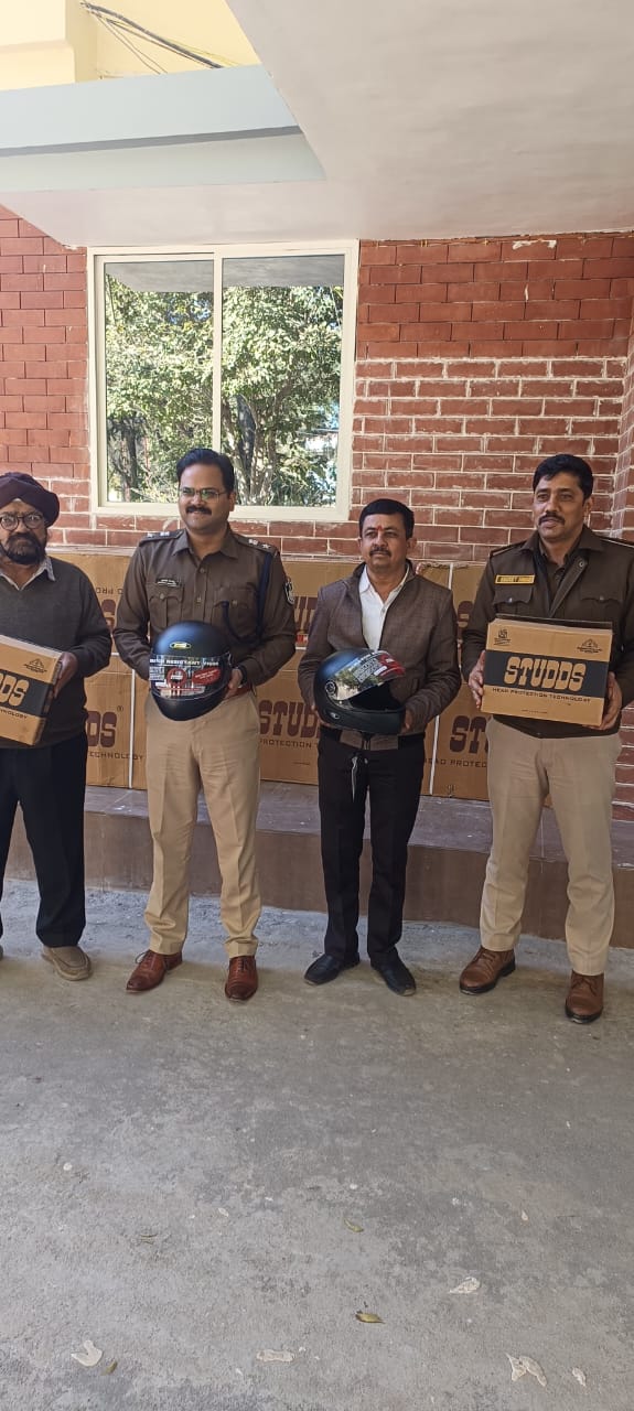 गुरु नानक सोसायटी ने दमोह पुलिस को सौंपे 50 हेलमेट, '1000 लाइव्स' अभियान को मिला प्रोत्साहन