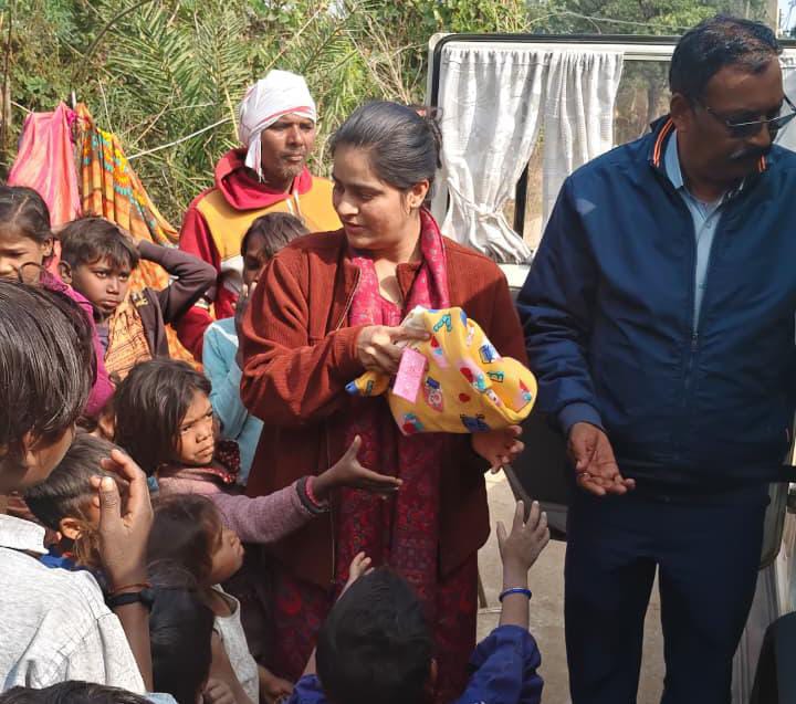 मुंगावली: पुलिस प्रशासन ने जरूरतमंद बच्चों को वितरित किए वस्त्र, समाज के लिए पेश किया अनुकरणीय उदाहरण