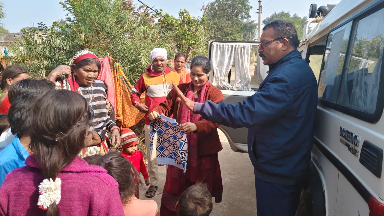 मुंगावली: पुलिस प्रशासन ने जरूरतमंद बच्चों को वितरित किए वस्त्र, समाज के लिए पेश किया अनुकरणीय उदाहरण