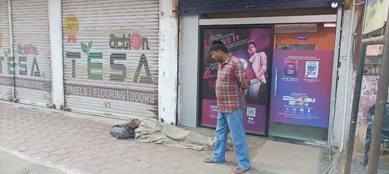 सीहोर में ठंड से मौत की आशंका: एटीएम के सामने मिला बुजुर्ग का शव