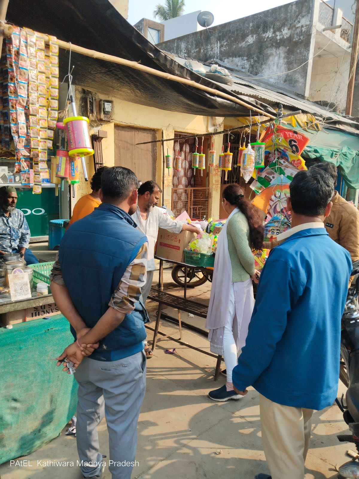 प्रतिबंधित चाइनीज मांझे के खिलाफ सख्ती, पतंग दुकानों का औचक निरीक्षण