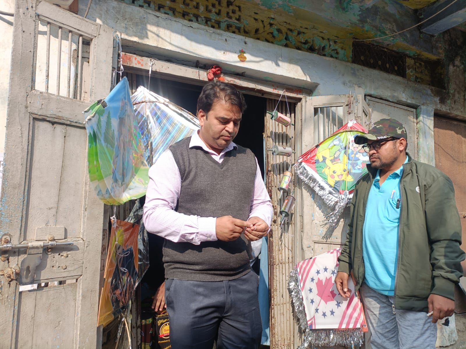 प्रतिबंधित चाइनीज मांझे के खिलाफ सख्ती, पतंग दुकानों का औचक निरीक्षण