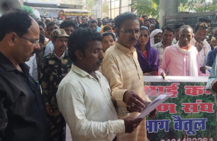 शासन की हठधर्मिता से फूटा कर्मचारियों का गुस्सा: सौंपा ज्ञापन