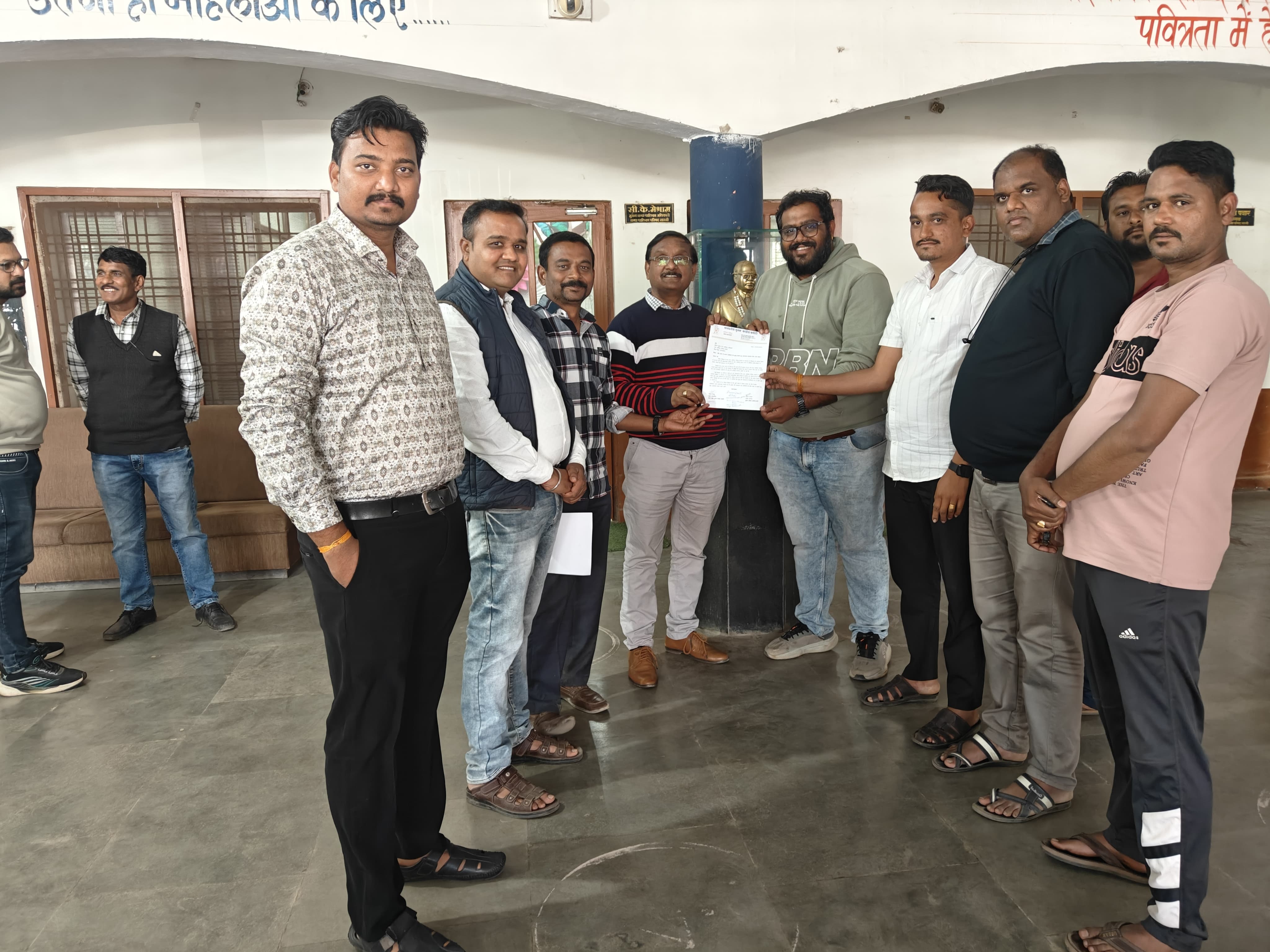 कड़ाके की ठंड में आवारा पशुओं की मौत पर यूथ कांग्रेस की चिंता, नगर पालिका प्रशासन को सौंपा ज्ञापन