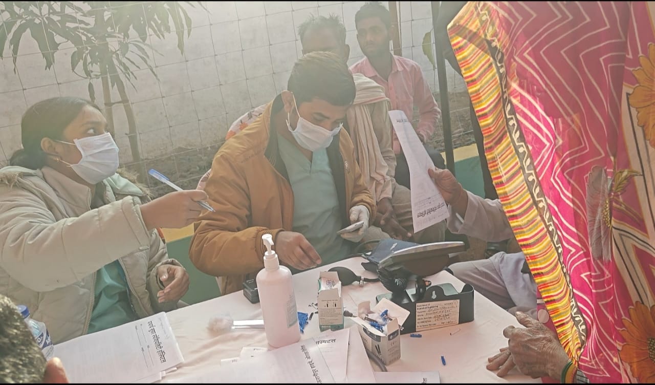 निशुल्क चिकित्सा शिविर में लोगों को दिया गया निशुल्क उपचार posted by Rakesh Ahirwar from Tikamgarh