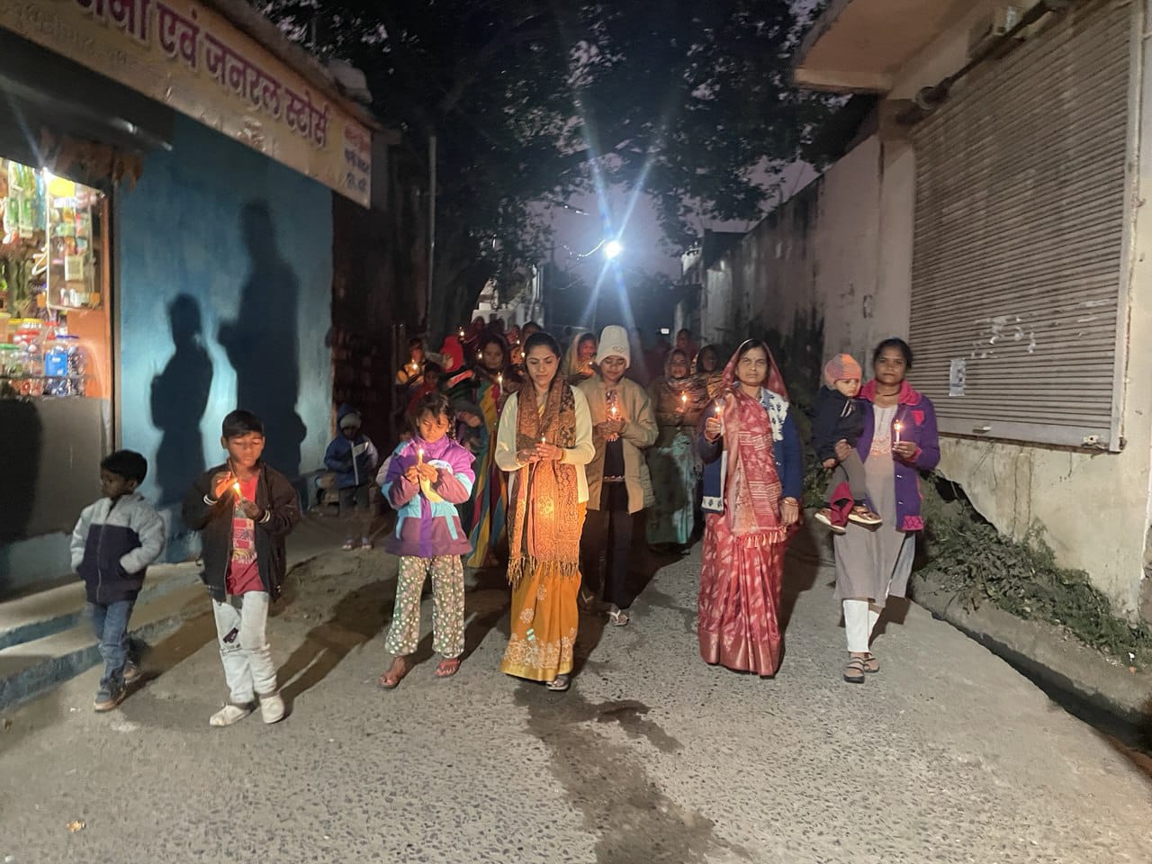 महिलाओं ने दी दूषित पानी से खत्म हुए लोगों को श्रद्धांजलि