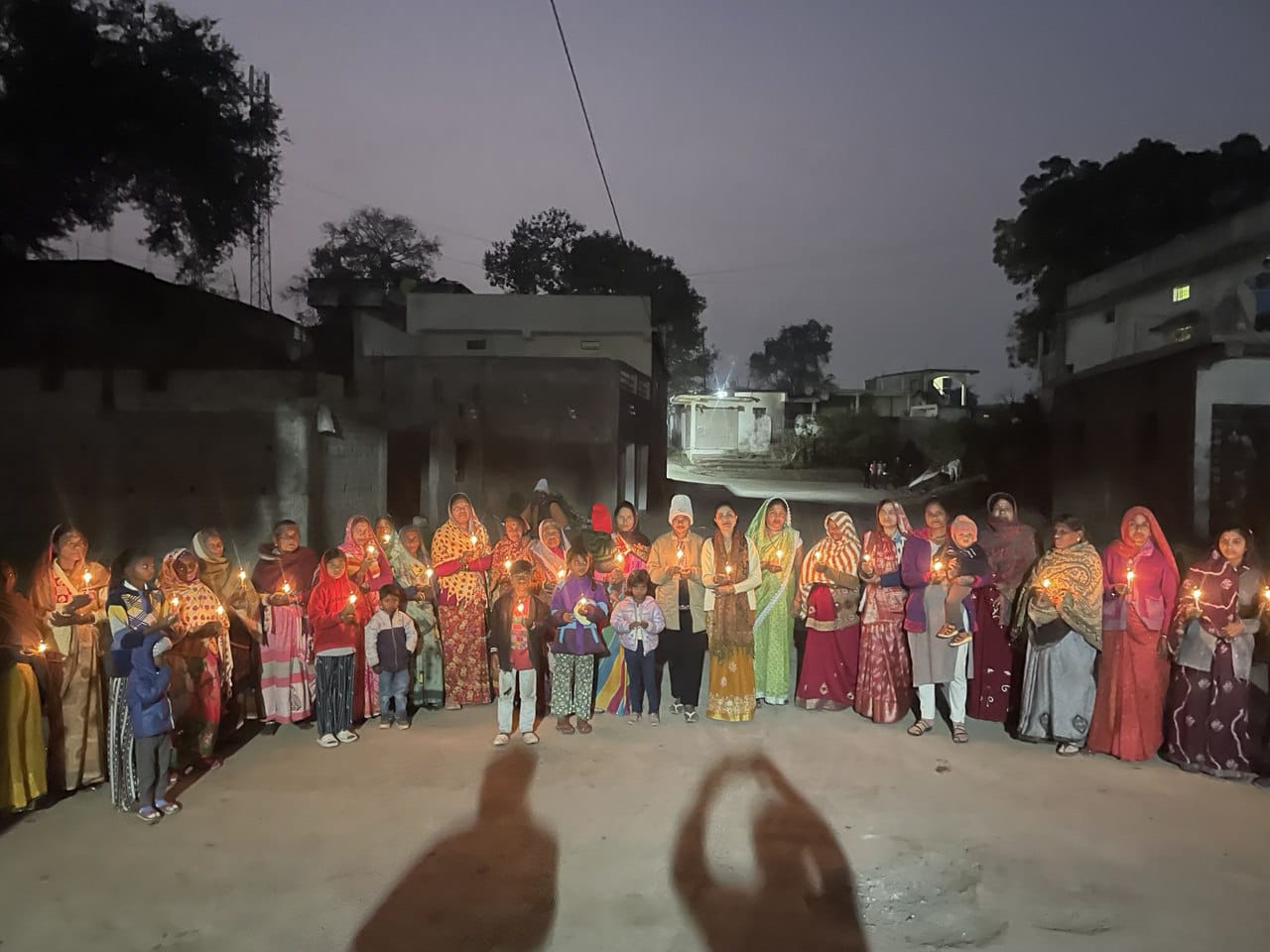महिलाओं ने दी दूषित पानी से खत्म हुए लोगों को श्रद्धांजलि
