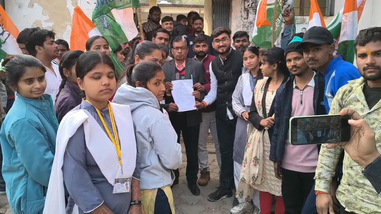 त्यौंथर में युवा कांग्रेस का SDM कार्यालय पर प्रदर्शन: जनता और छात्र हितों की अनदेखी पर जताया विरोध