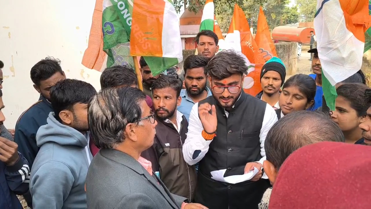 त्यौंथर में युवा कांग्रेस का SDM कार्यालय पर प्रदर्शन: जनता और छात्र हितों की अनदेखी पर जताया विरोध