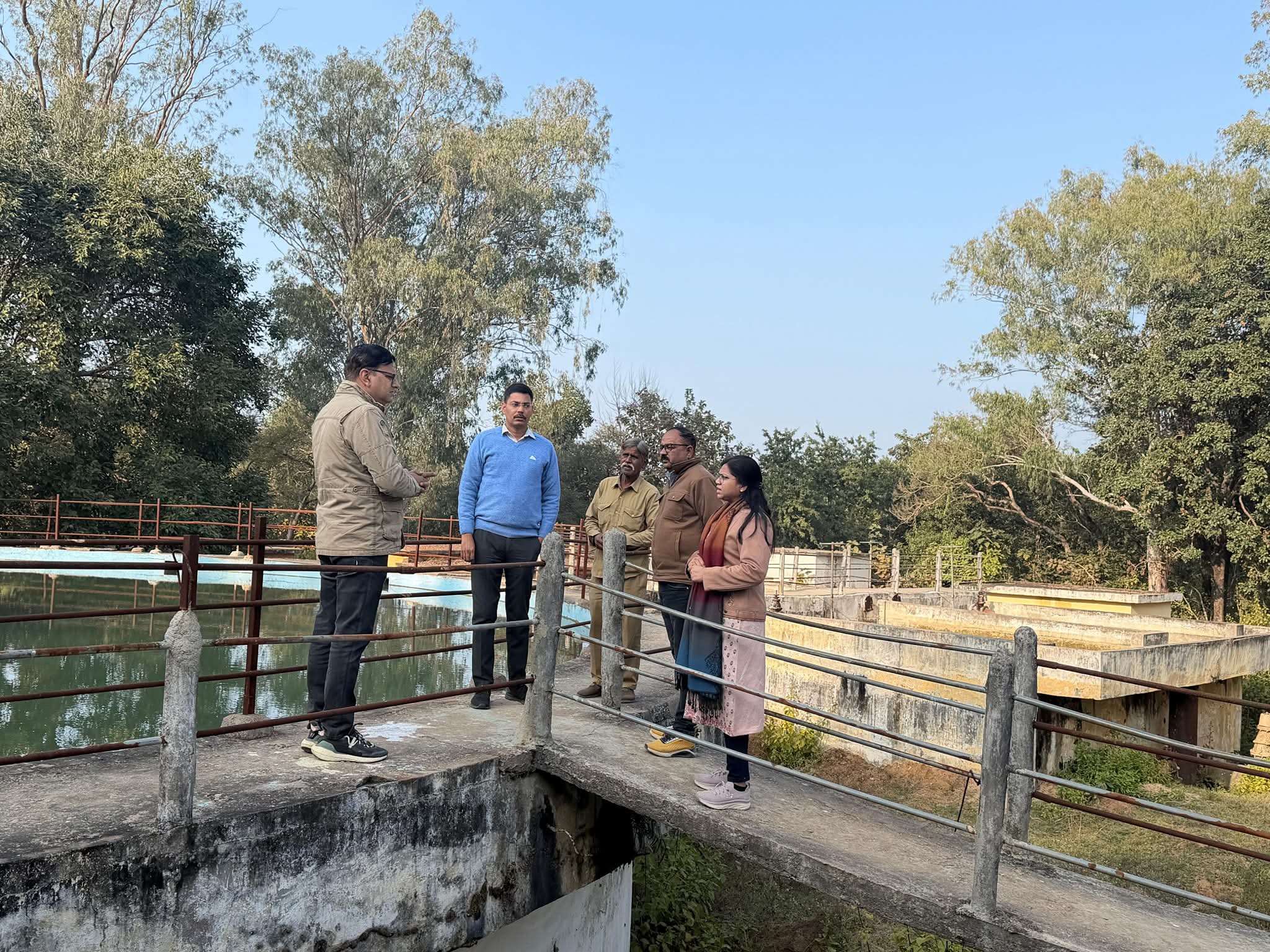 जल शोधन संयंत्रों में जल की गुणवत्ता तथा शुद्धता सुनिश्चित करने के लिए समय-समय पर सैंपल चेकिंग कराई जाये: कलेक्टर विवेक श्रोत्रिय