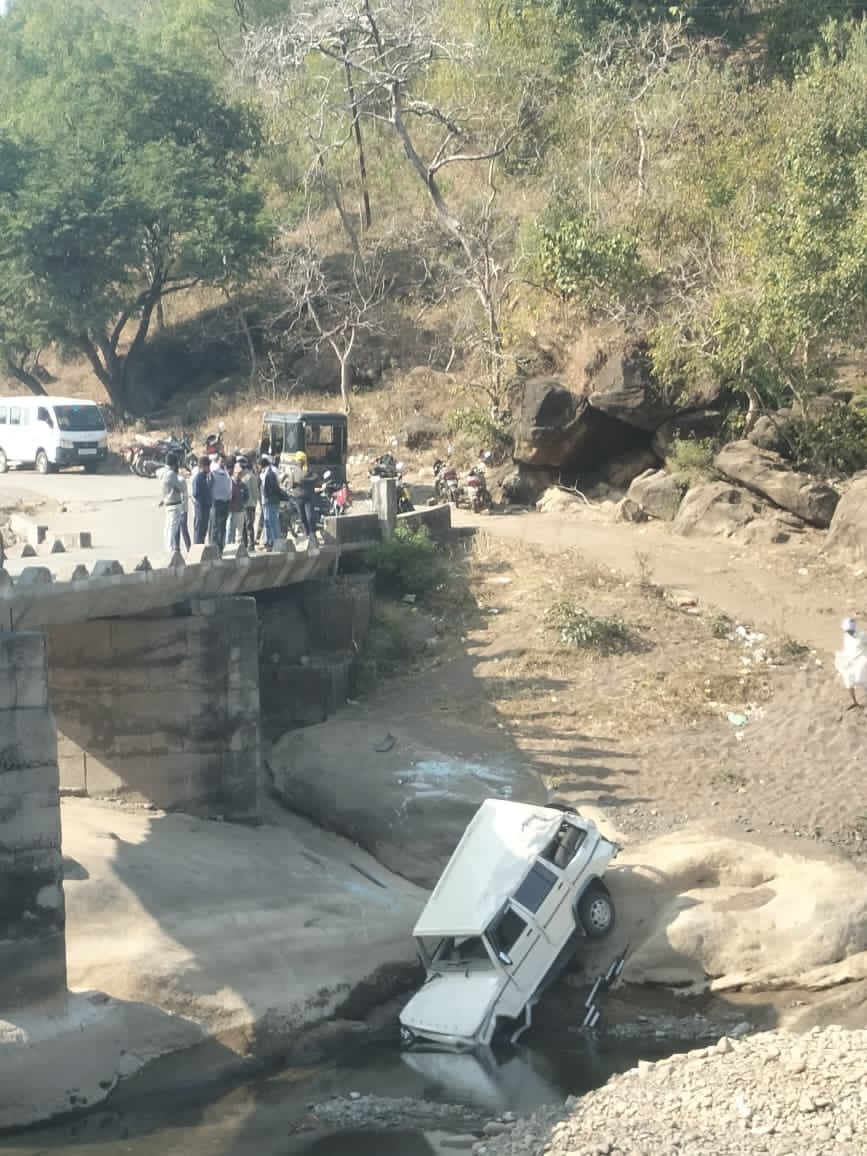 मुलताई: सालबर्डी पुलिया पर अनियंत्रित बोलेरो पूल से निचे गिरी, चालक सुरक्षित