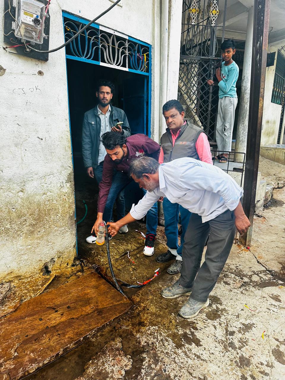 इछावर: पार्षद ने जल सप्लाई का किया निरीक्षण, नगर वार्डों के सैंपल जांच के लिए भेजे 
