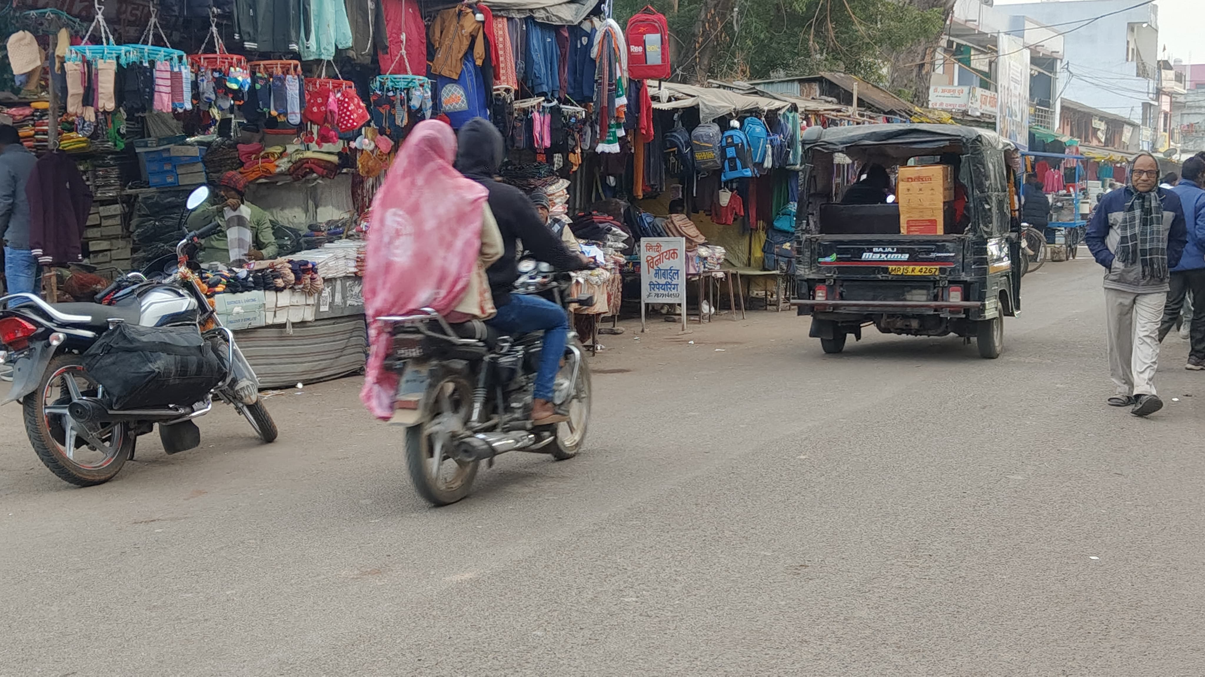 नगरीय क्षेत्र की मुख्य सड़क पर फुटपाथी दुकानों का अतिक्रमण, आवागमन बुरी तरह प्रभावित