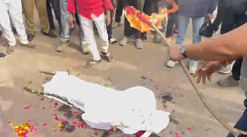 मध्य प्रदेश के जीवित कैबिनेट मंत्री की चाकघाट में निकल गई शव यात्रा