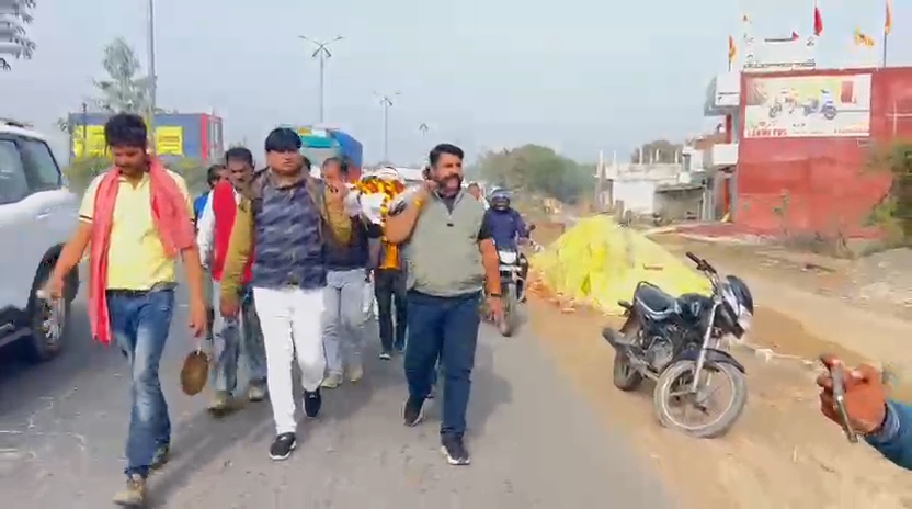 मध्य प्रदेश के जीवित कैबिनेट मंत्री की चाकघाट में निकल गई शव यात्रा