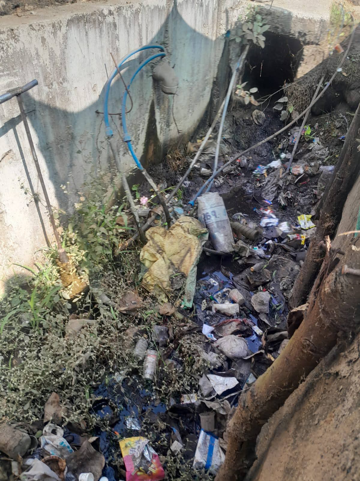 जैसीनगर में नालियों के बीच से गुजर रही पाइपलाइन  posted by Brajendra Rekwar from Jaisinghnagar