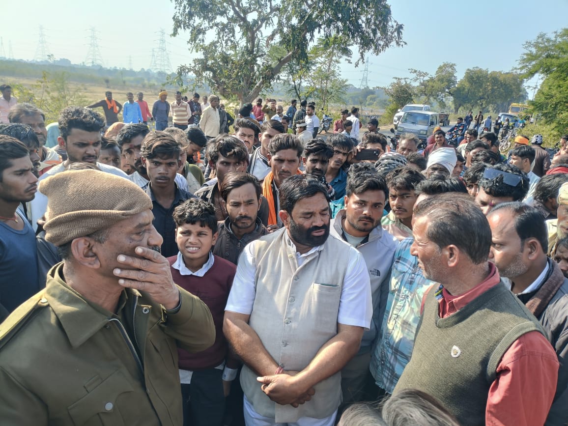 बीना: बसाहरी में तेज रफ्तार कार से दो लोगों की मौत, सड़क पर शव रखकर चक्काजाम किया 