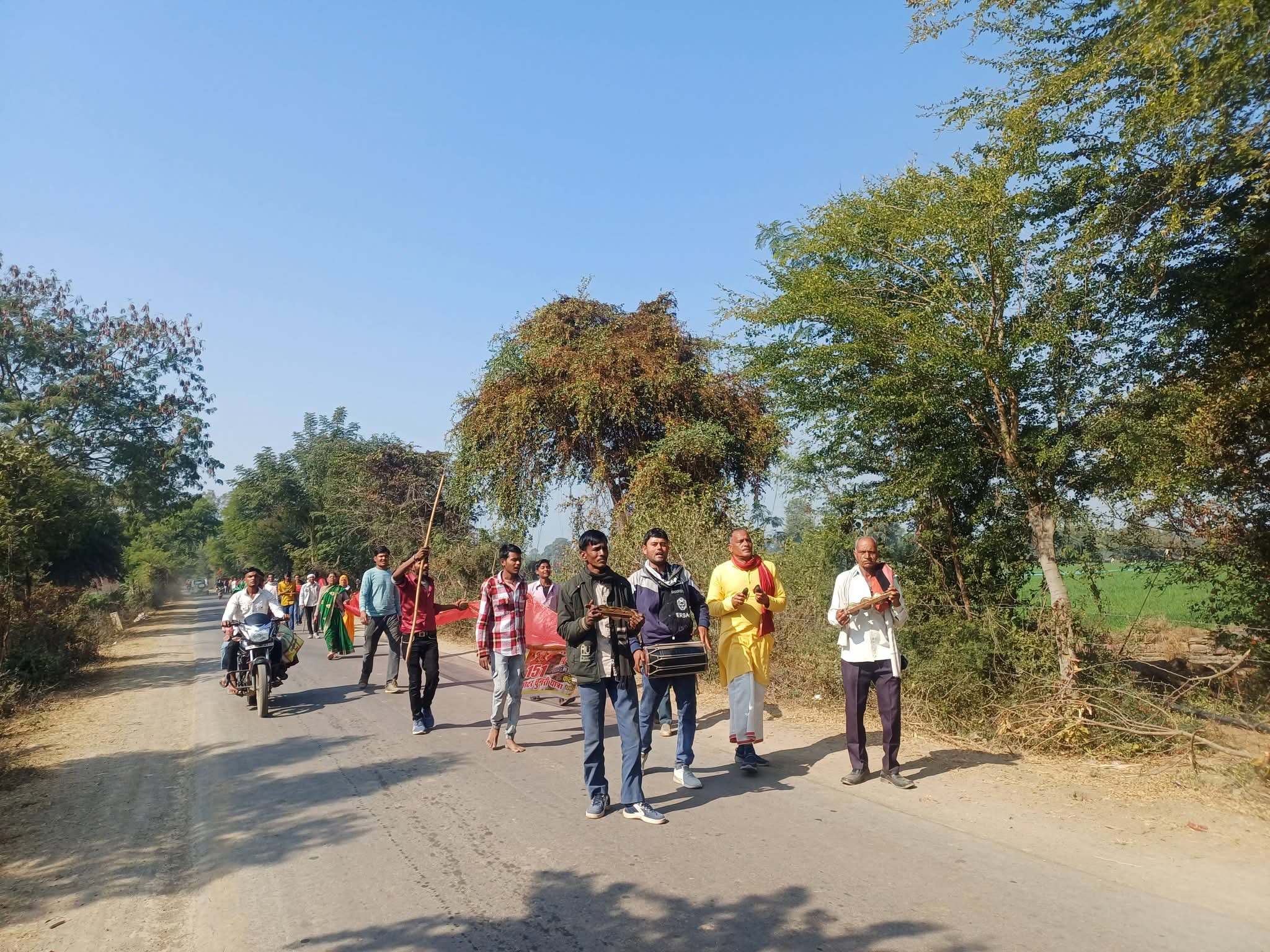 151 फिट लम्बी चुनरी के साथ कंदवा से बरभान रवाना हुए श्रद्धालु
