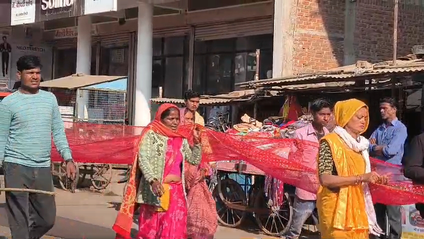 151 फिट लम्बी चुनरी के साथ कंदवा से बरभान रवाना हुए श्रद्धालु