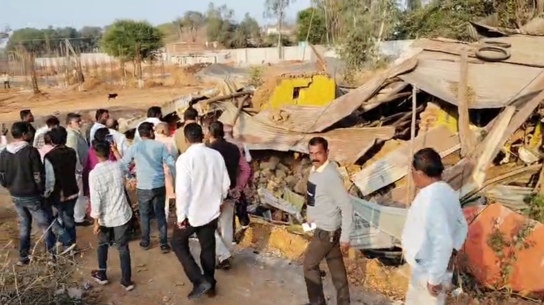 प्रधानमंत्री आवास योजना: गरीब ब्राह्मण के मकान पर कार्रवाई, कड़कड़ाती ठंड में खुले आसमान तले सोने को मजबूर