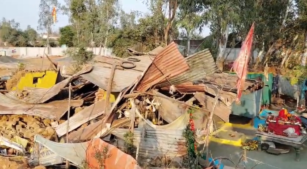 प्रधानमंत्री आवास योजना: गरीब ब्राह्मण के मकान पर कार्रवाई, कड़कड़ाती ठंड में खुले आसमान तले सोने को मजबूर