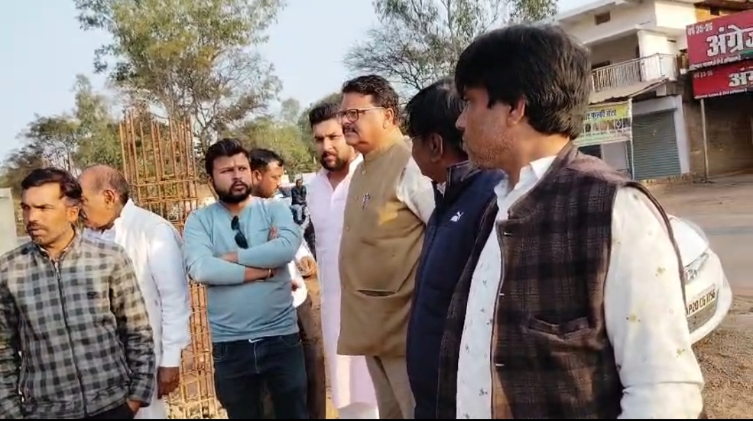 प्रधानमंत्री आवास योजना: गरीब ब्राह्मण के मकान पर कार्रवाई, कड़कड़ाती ठंड में खुले आसमान तले सोने को मजबूर