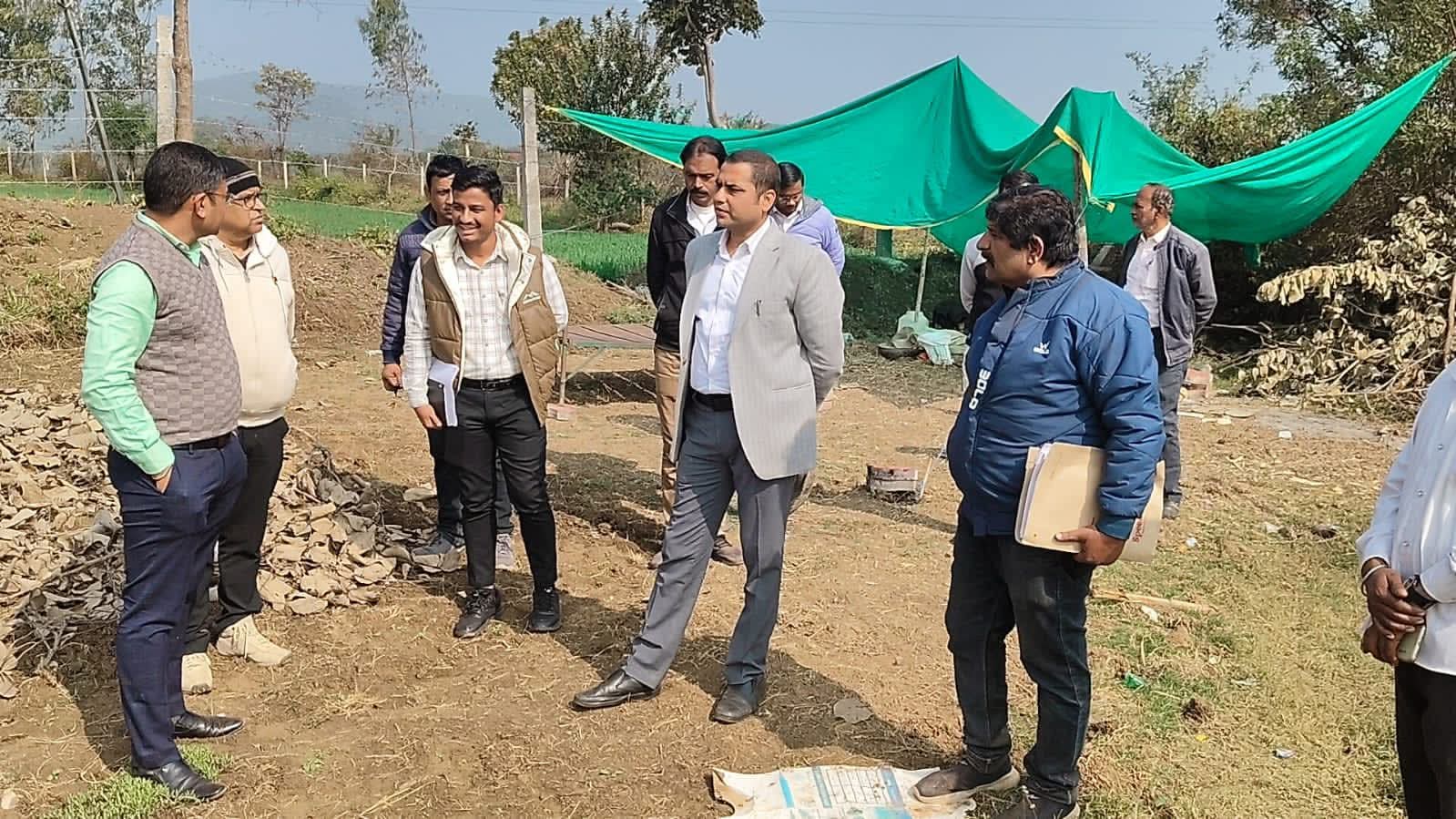कलेक्टर और सीईओ ने 'एक बगिया मां के नाम' परियोजना का निरीक्षण