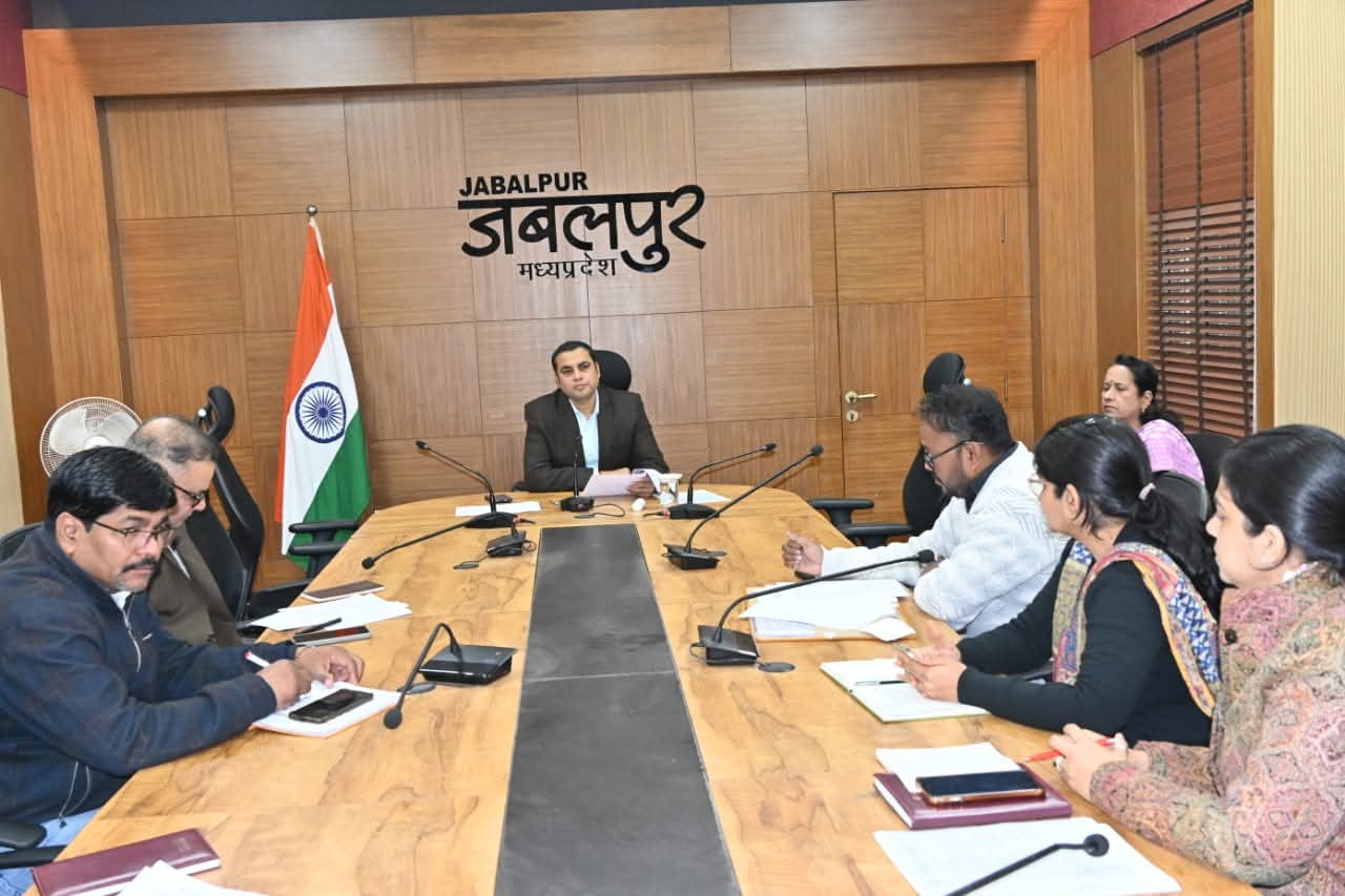 जबलपुर कलेक्टर की महत्वपूर्ण बैठक: खाद्य सुरक्षा, खनिज और आबकारी विभाग को दिए सख्त निर्देश