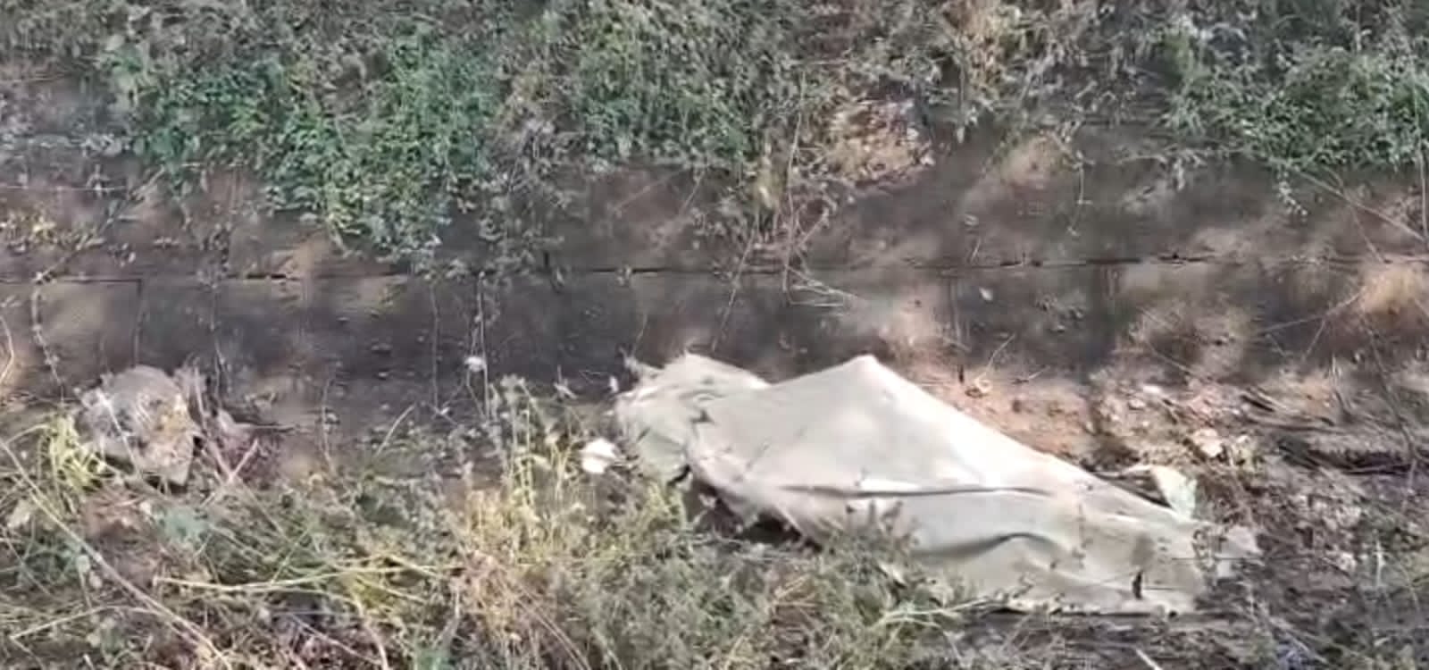  महिला की लाश संदिग्ध अवस्था में मिली पुलिस हत्या की आशंका जताते हुए जांच में जुटी हुई है मामले की गुत्थी सुलझने जुटी 