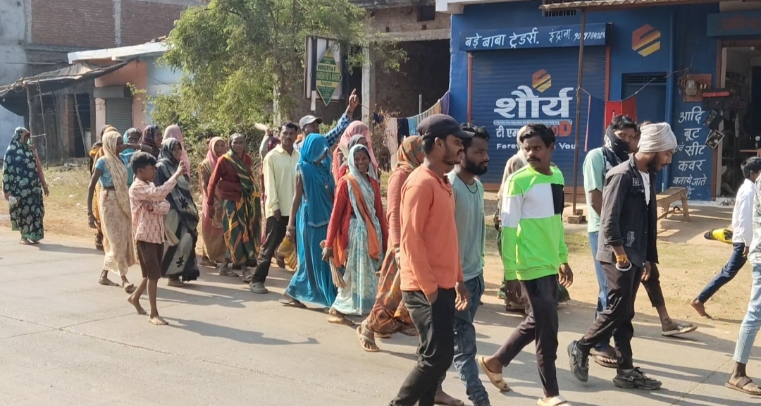 जबलपुर/मझौली: ग्राम पंचायत बनखेड़ी में महिलाओं का अवैध शराब के खिलाफ प्रदर्शन