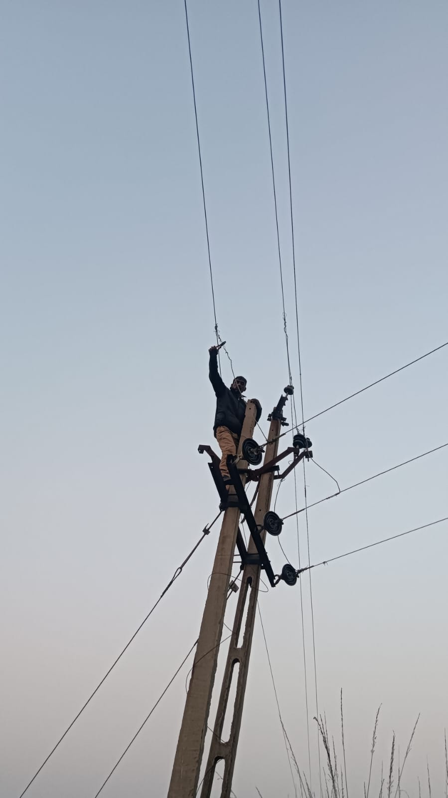 रीवा/त्यौंथर: MPEB ने बिजली बिल बकायदारों पर सख्त कार्रवाई कर कनेक्शन काटे, ट्रांसफार्मर किया बंद 
