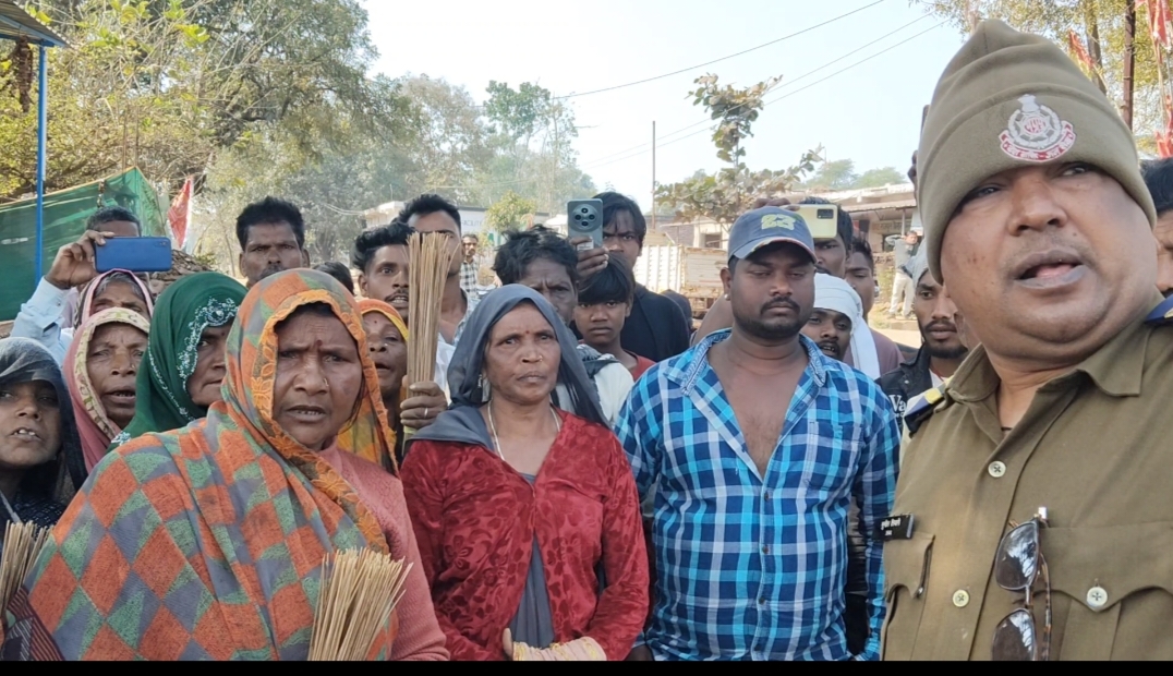 जबलपुर/मझौली: ग्राम पंचायत बनखेड़ी में महिलाओं का अवैध शराब के खिलाफ प्रदर्शन