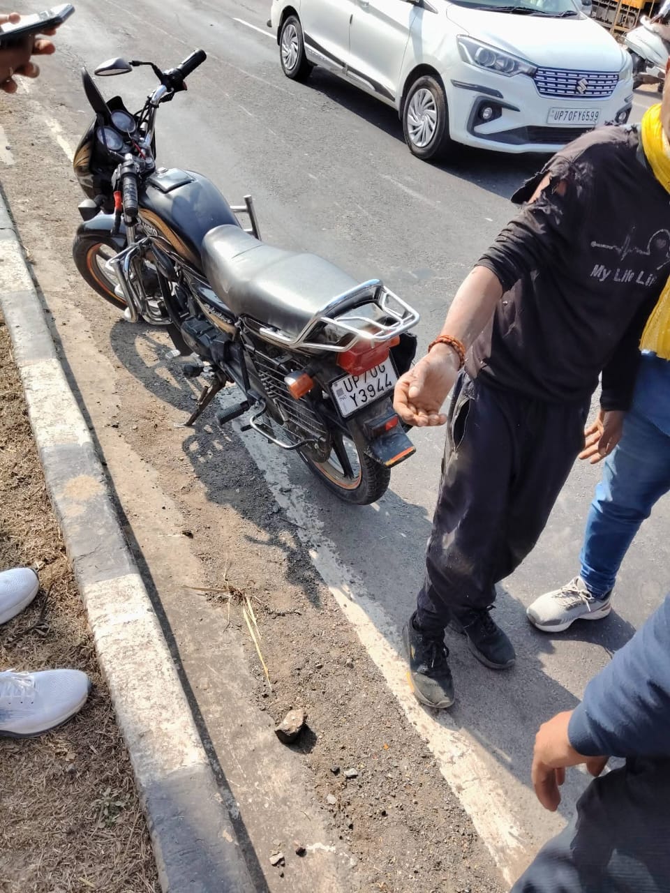 रीवा/त्यौंथर: चाकघाट मंडी गेट के आवारा पशु से बाइक की भिड़ंत