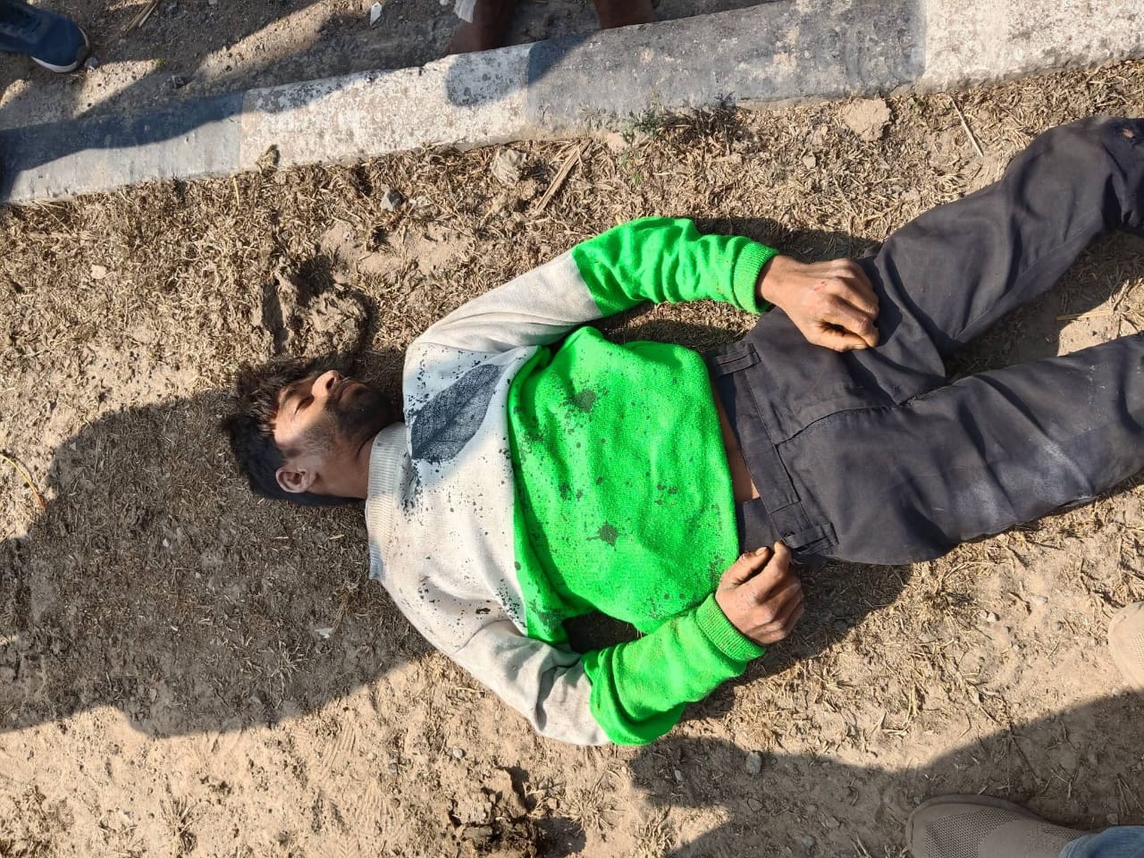 रीवा/त्यौंथर: चाकघाट मंडी गेट के आवारा पशु से बाइक की भिड़ंत