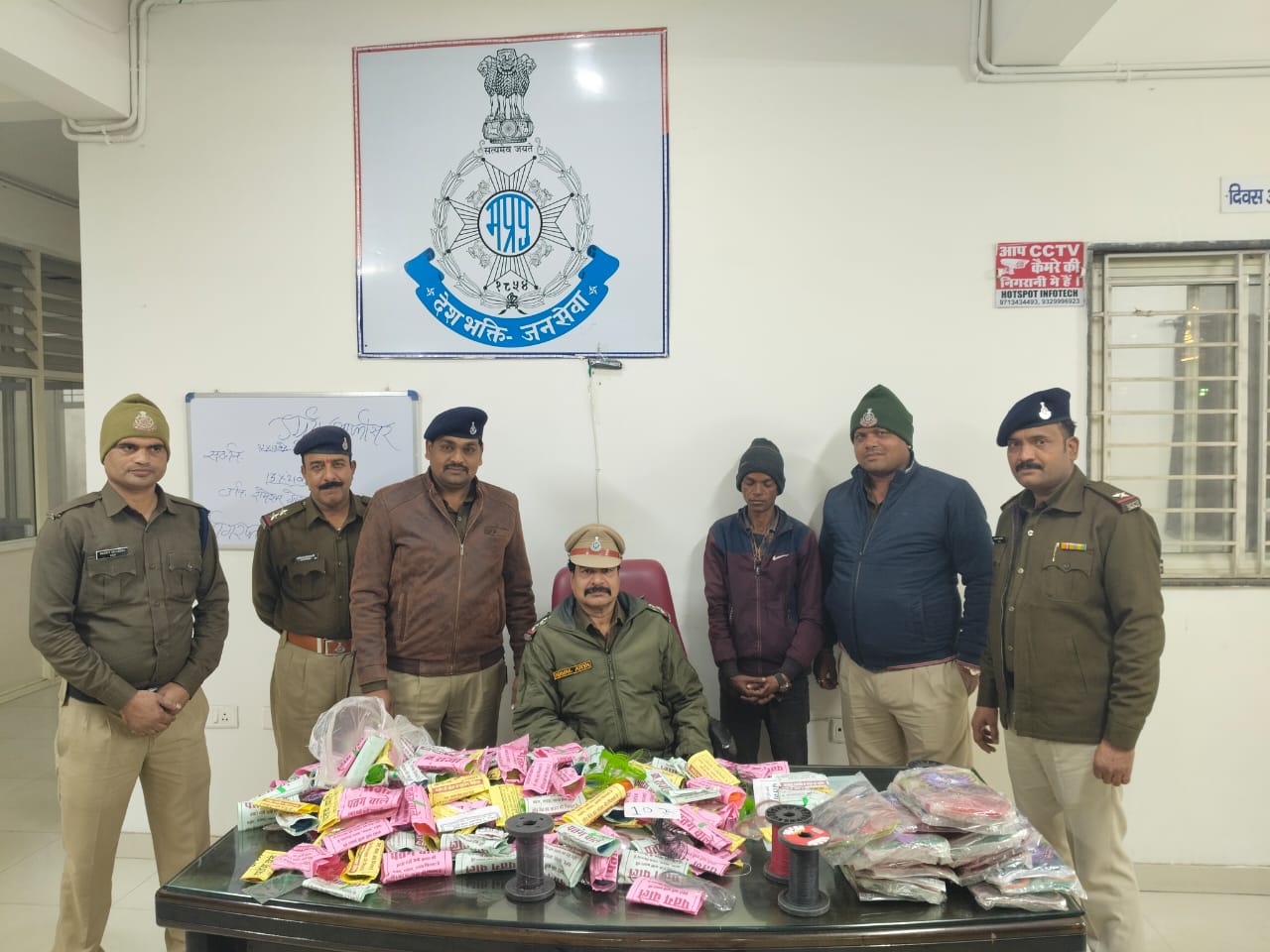 चायनीज मांझा बेचने वाले दो गिरफ्तार, बड़ी मात्रा में चरखियां जब्त, लार्डगंज और कोतवाली थाना पुलिस की कार्यवाही