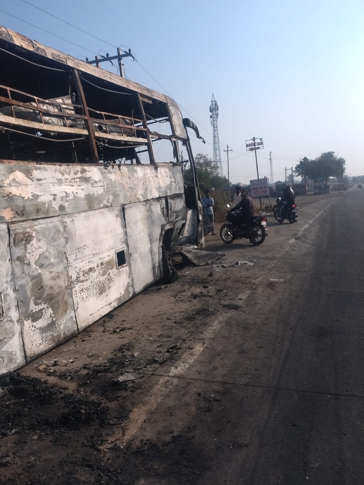 चलती बस में लगी आग