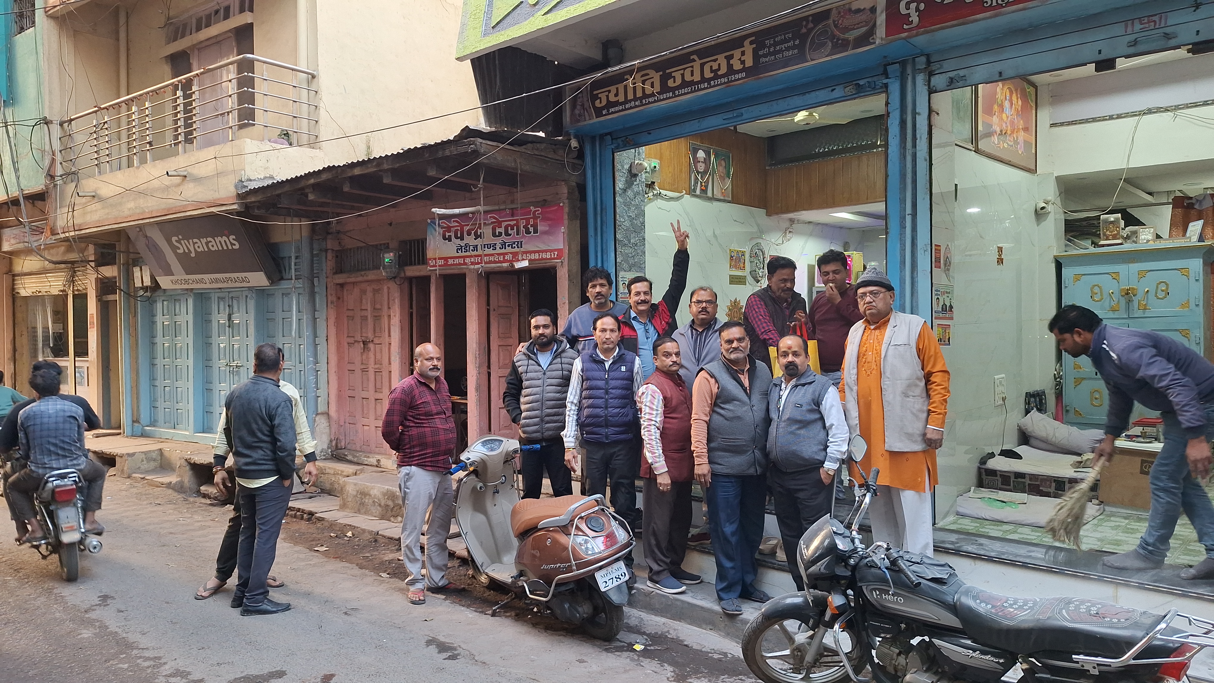 गोविंद जड़िया बने जिलाध्यक्ष, गढाकोटा सराफा व्यापारियों ने बांटी मिठाई