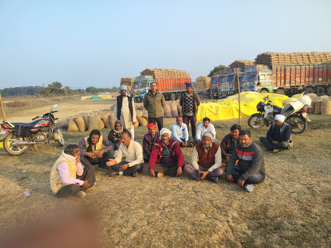 परसिया खरीदी केंद्र में धान की फीडिंग में अनियमितता, किसानों का अनिश्चितकालीन धरना