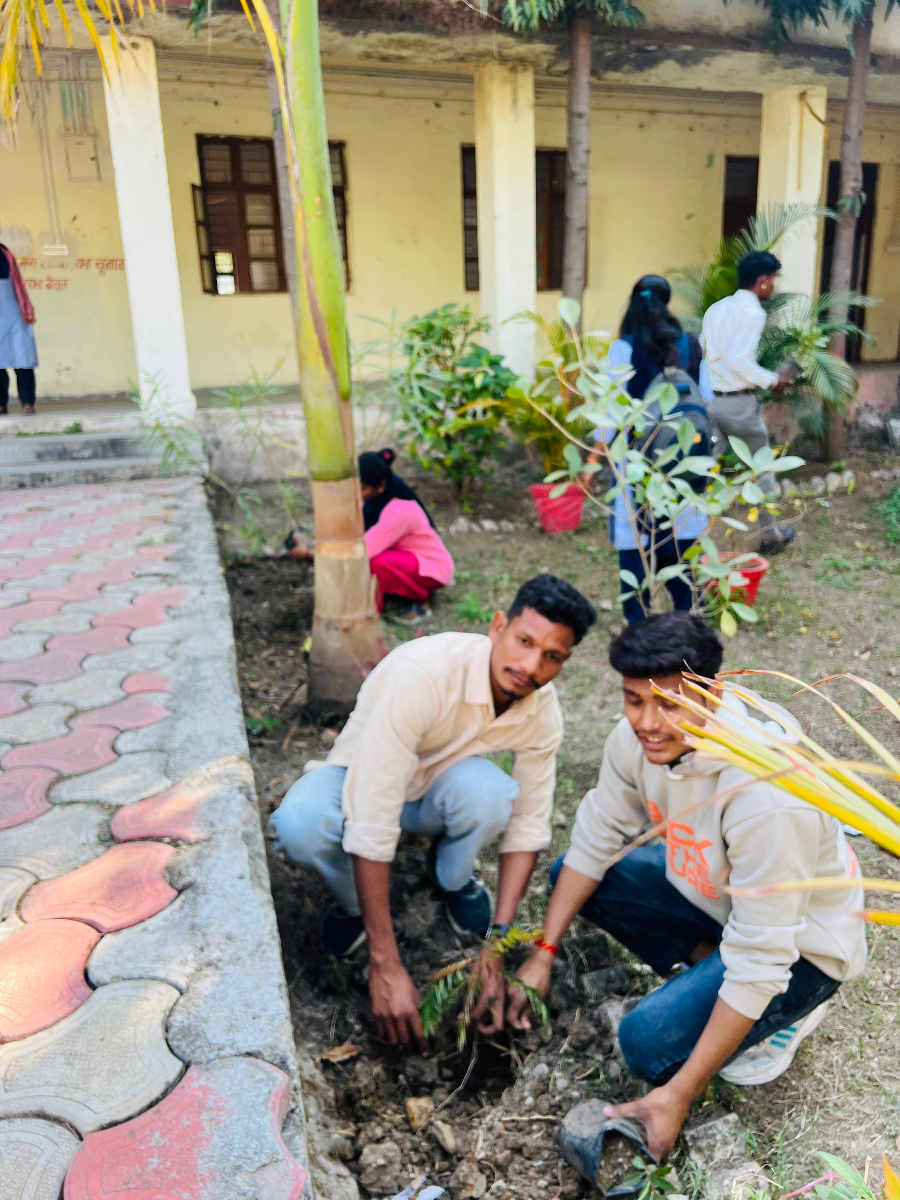एनएसयूआई ने जेएच कॉलेज में किया पौधारोपण: 'एक पेड़ भविष्य के नाम' अभियान ने पर्यावरण संरक्षण का दिया संदेश