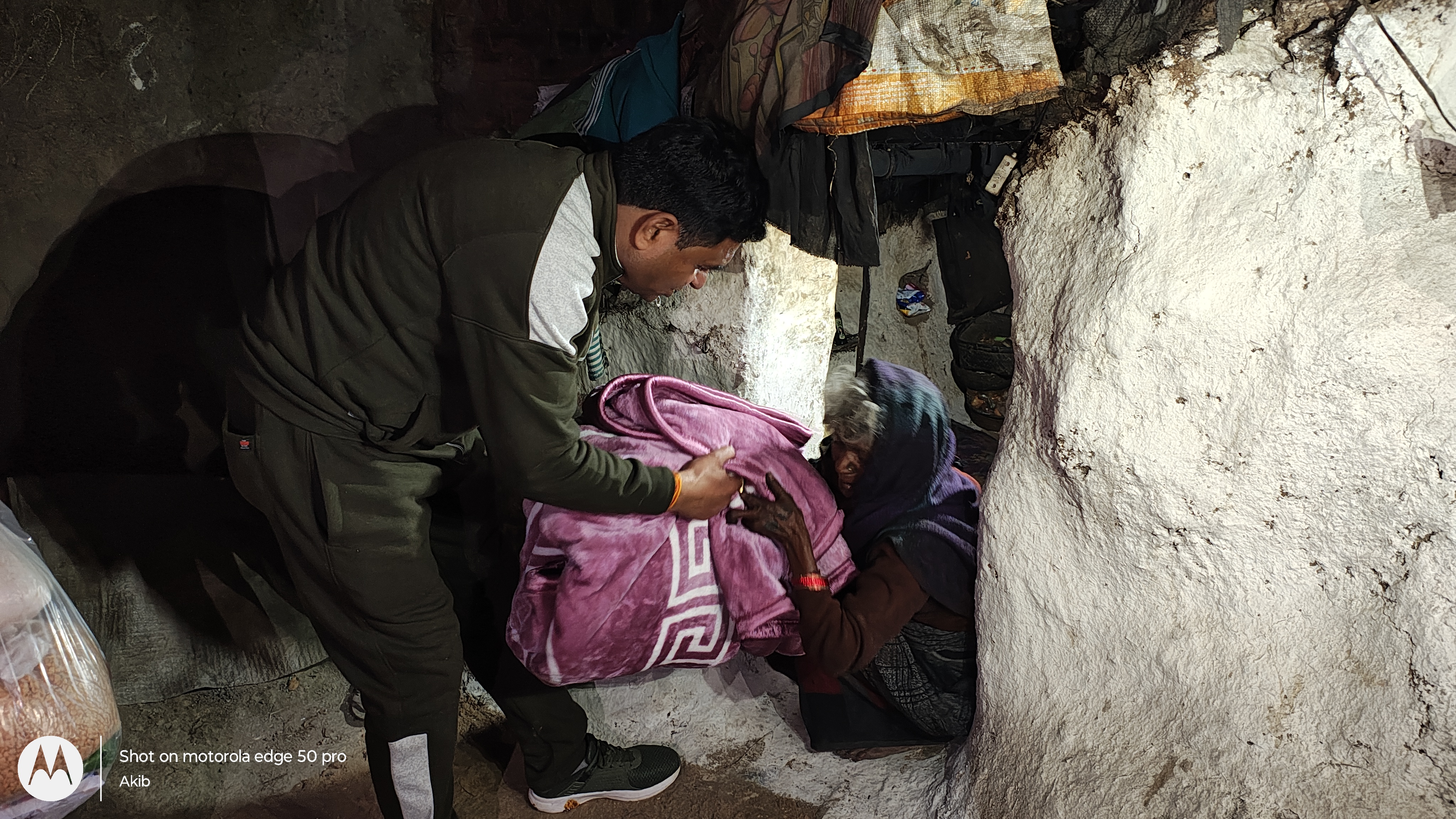 हटा थाना प्रभारी ने बेसहारा वृद्ध महिला की मदद की गर्म कंबल और राशन सामग्री देकर घर पर पहुंच कर सहायता दी