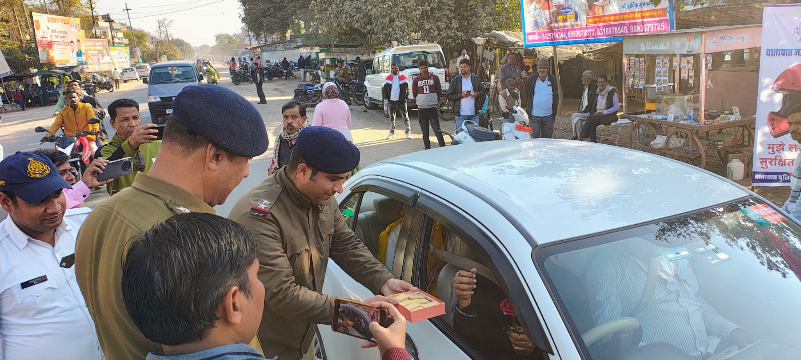 यातायात नियमों को लोग लेकर निवाड़ी पुलिस की अनूठी पहल 