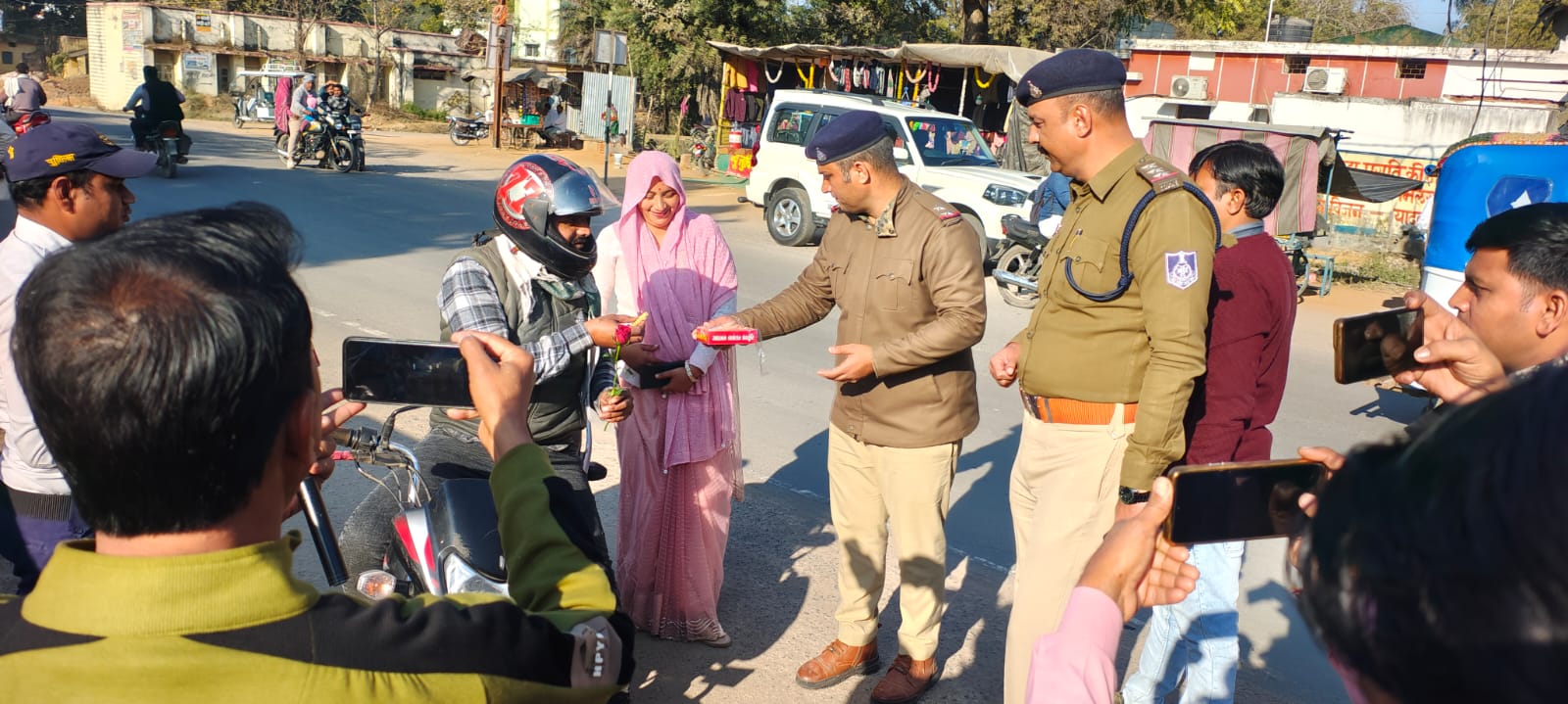 यातायात नियमों को लोग लेकर निवाड़ी पुलिस की अनूठी पहल 