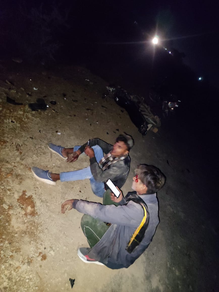 खजूरीहा में दो मोटरसाइकिलों की आमने-सामने टक्कर: 3 घायल, 1 की हालत गंभीर