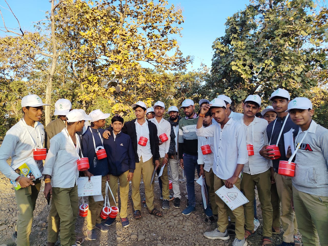 अनुभूति कार्यक्रम: स्कूली बच्चों ने जंगल में सीखी पर्यावरण संरक्षण की बारीकियां, मेडल पाकर खिले चेहरे