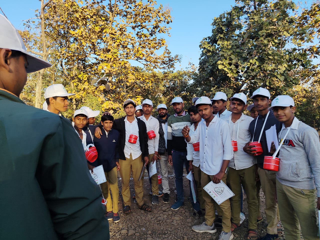 अनुभूति कार्यक्रम: स्कूली बच्चों ने जंगल में सीखी पर्यावरण संरक्षण की बारीकियां, मेडल पाकर खिले चेहरे